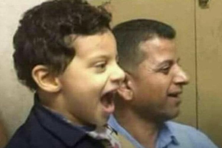 Mohamed Sameh Madquor (4) bersama ayahnya menghadiri sidang di pengadilan kota Hosh Essa, Mesir.