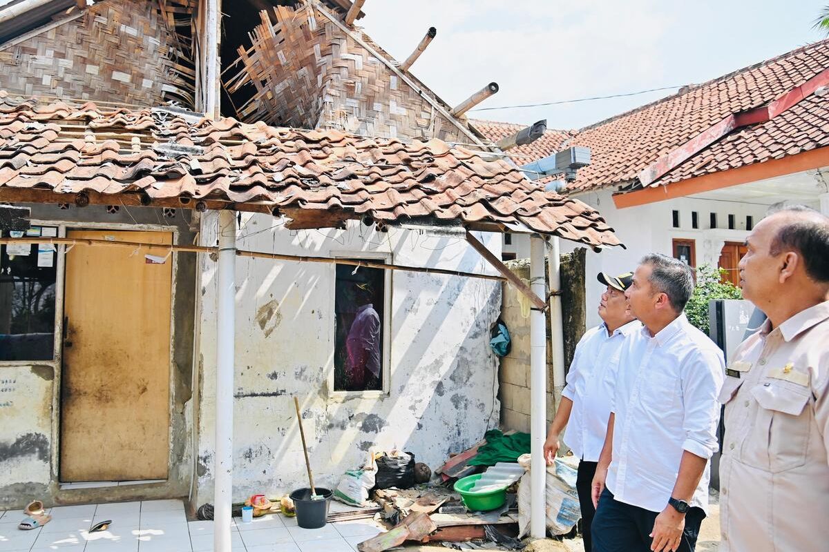 Penjabat (Pj) Gubernur Jabar Bey Machmudin saat meninjau lokasi bencana di dua kecamatan Kabupaten Bogor yang mengakibatkan 2 orang warga tewas dan 4 lainnya luka, Selasa (3/9/2024).