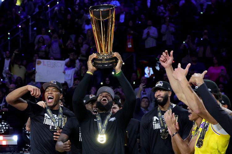 LeBron James dari Los Angeles Lakers mengangkat trofi bersama rekan satu timnya setelah memenangi kejuaraan NBA In-Season Tournament perdana di T-Mobile Arena pada 9 Desember 2023 di Las Vegas, AS.