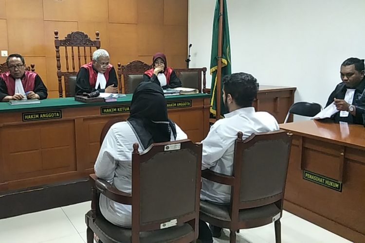 Dhawiya Zaida dan kekasihnya Muhammad duduk di kursi terdakwa di ruang sidang Pengadilan Negeri Jakarta Timur, Selasa (28/8/2018) sore.