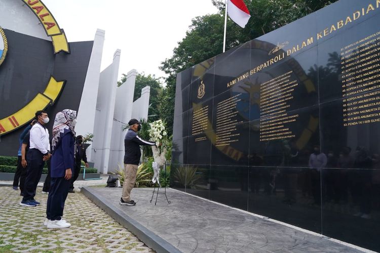Wakil Presiden Ma'ruf Amin meletakkan karangan bunga di Monumen KRI Nanggala 402 di Markas Komando Utama TNI Angkatan Laut Koarmada II, Surabaya, Kamis (31/3/2022) pagi.