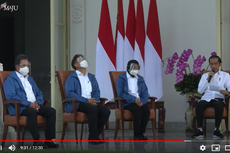 President Joko Widodo with three of his new ministers (22/12/2020)