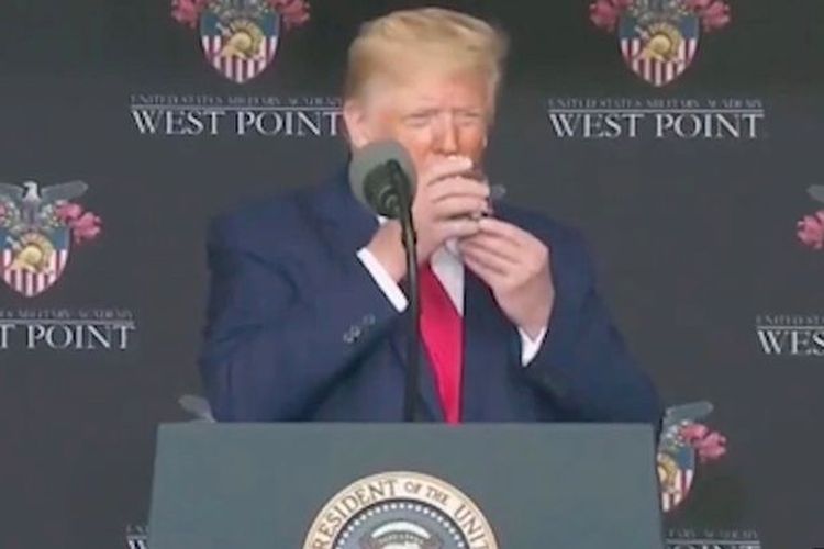 Presiden Amerika Serikat (AS) Donald Trump menggunakan dua tangan untuk minum di sela memberi pidato saat upacara kelulusan West Point, New York.