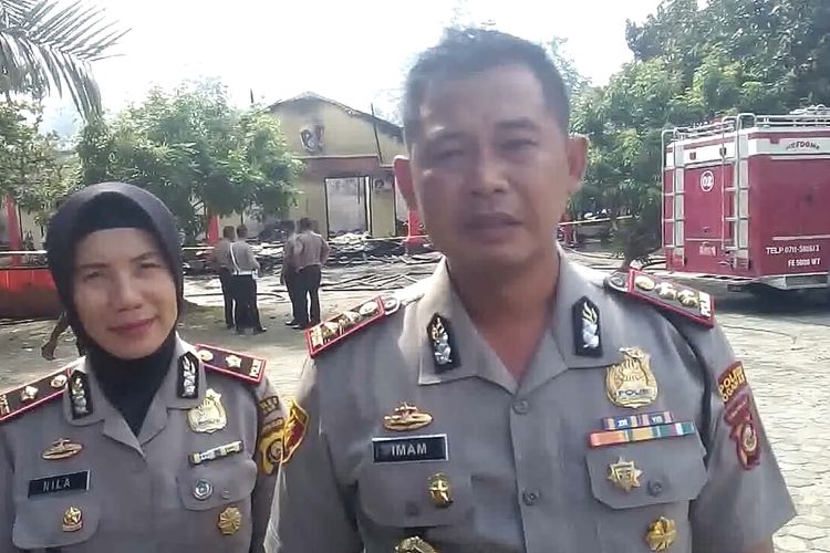 Kapolres Ogan Ilir AKBP Imam Tarmudi memberi keterangan terkait peristiwa kebakaran yang melanda salah satu gedung di Mapolres Ogan Ilir Sumatera Selatan Senin (17/2/2020)