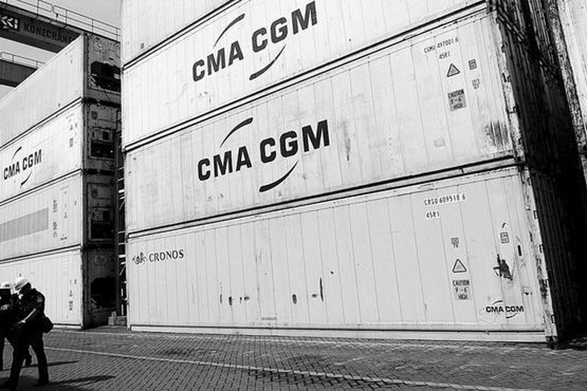 Petugas Kantor Pengawasan dan Pelayanan Bea dan Cukai Tipe Madya Pabean Tanjung Perak berada di antara peti kemas berisi bawang putih dari China dan Thailand, di Terminal Peti Kemas Surabaya, Jawa Timur, Rabu (13/3). Dalam 40 hari terakhir, sebanyak 394 kontainer berisi bawang putih tertahan di Terminal Peti Kemas Surabaya karena belum dilengkapi dokumen impor.