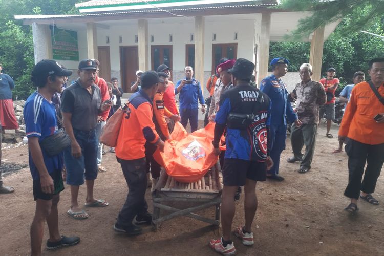 Foto: Petugas mengevakuasi korban meninggal akibat memancing di Perairan Desa Duwet, Kabupaten Situbondo, Provinsi Jawa Timur pada Minggu (29/6/2025).