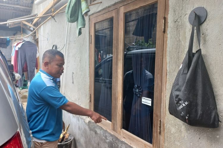 Abed Sinaga, pemilik rumah di RT 004 RW 011, Meruyung, Limo, Kota Depok, saat menunjukkan jendela yang dicungkil maling.