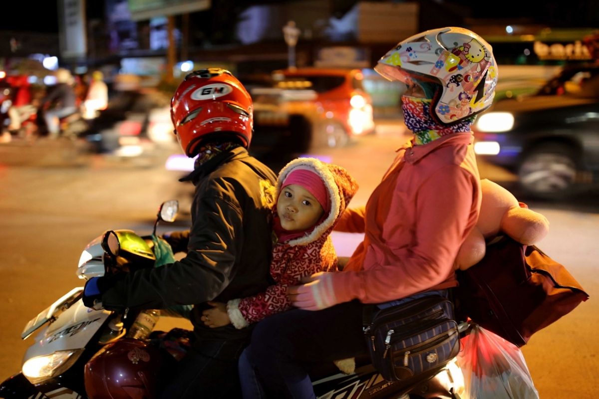 Pemudik bersepeda motor melintasi Jalur Pantura Indramayu - Cirebon, Jawa Barat, Jumat (23/6/2017). Pada H-2 Lebaran, jalur Pantura dipadati kendaraan pemudik khususnya kendaraan roda dua.