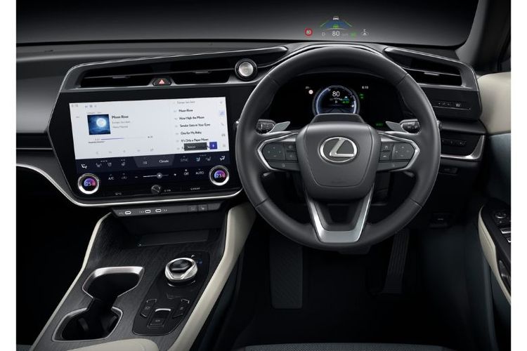The All New Lexus RZ mengaplikasikan konsep Tazuna Cockpit untuk meningkatkan koneksi pengemudi dengan kendaraan.