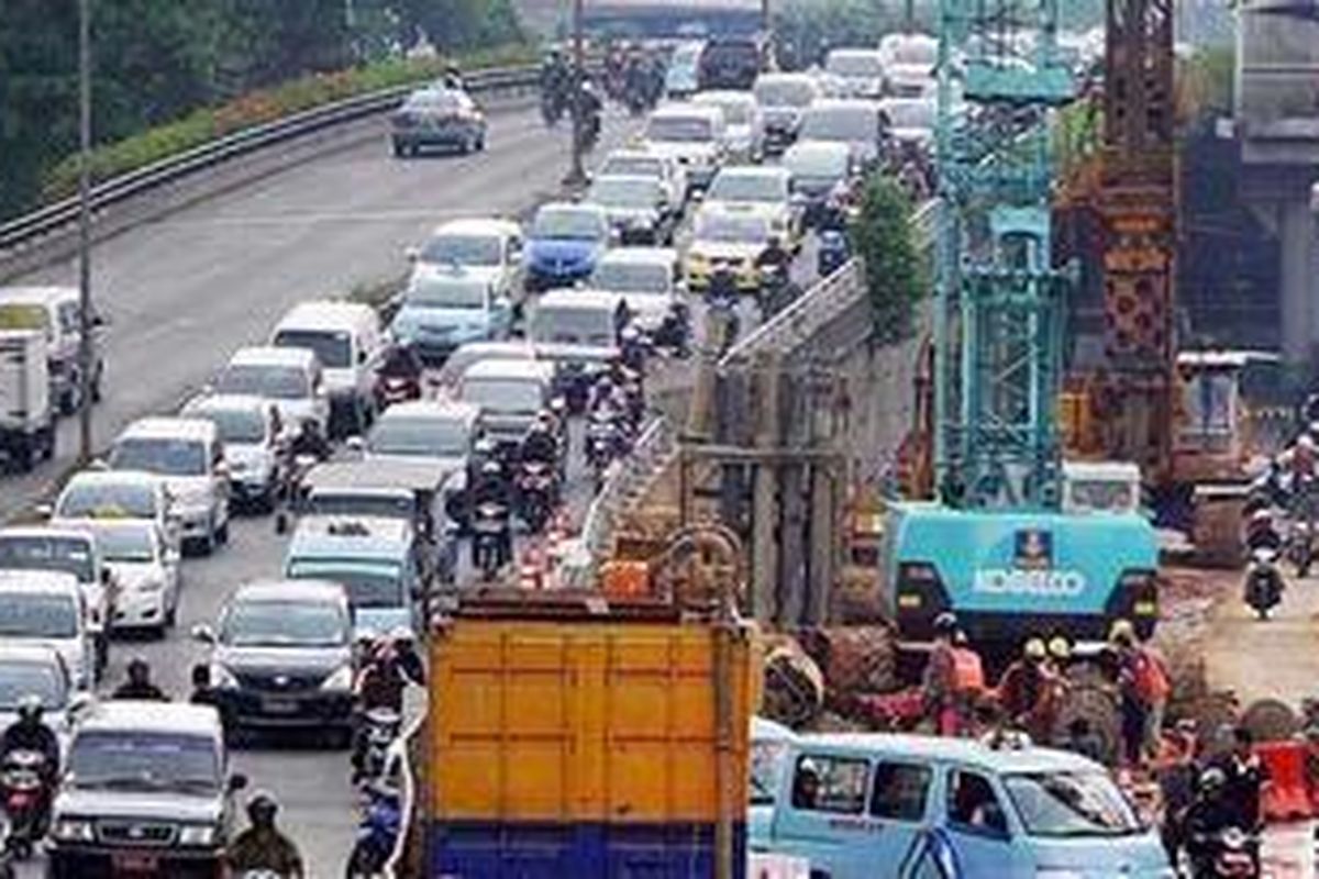 Kendaraan merayap di flyover Jalan Sudirman menuju Jalan Prof Satrio.