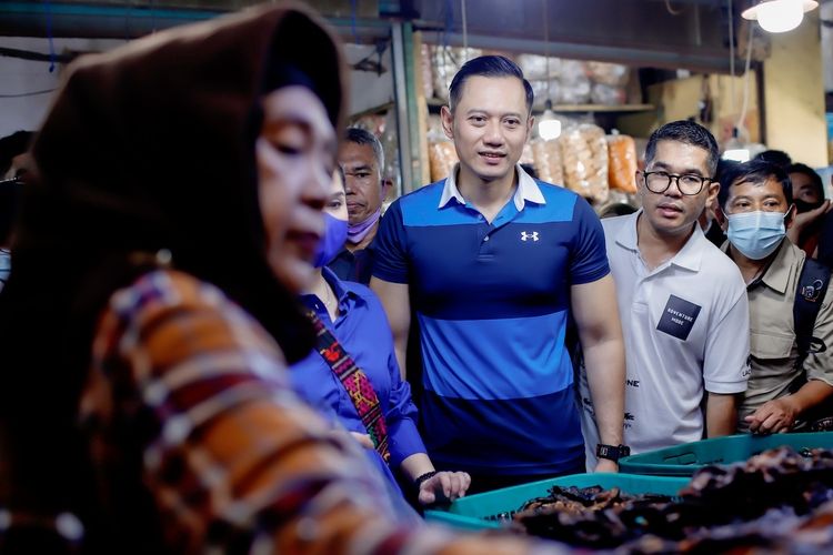 Agus Harimurti Yudhoyono (AHY) bersama istrinya, Annisa Pohan jalan-jalan ke pusat pasar Medan, mereka membeli sekilo ikan sale, Jumat (13/5/2022)