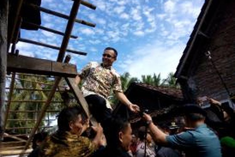 Bupati Banyuwangi Abdullah Azwar Anas saat membuka Festival Bedah Rumah, Rabu (18/2/2015).