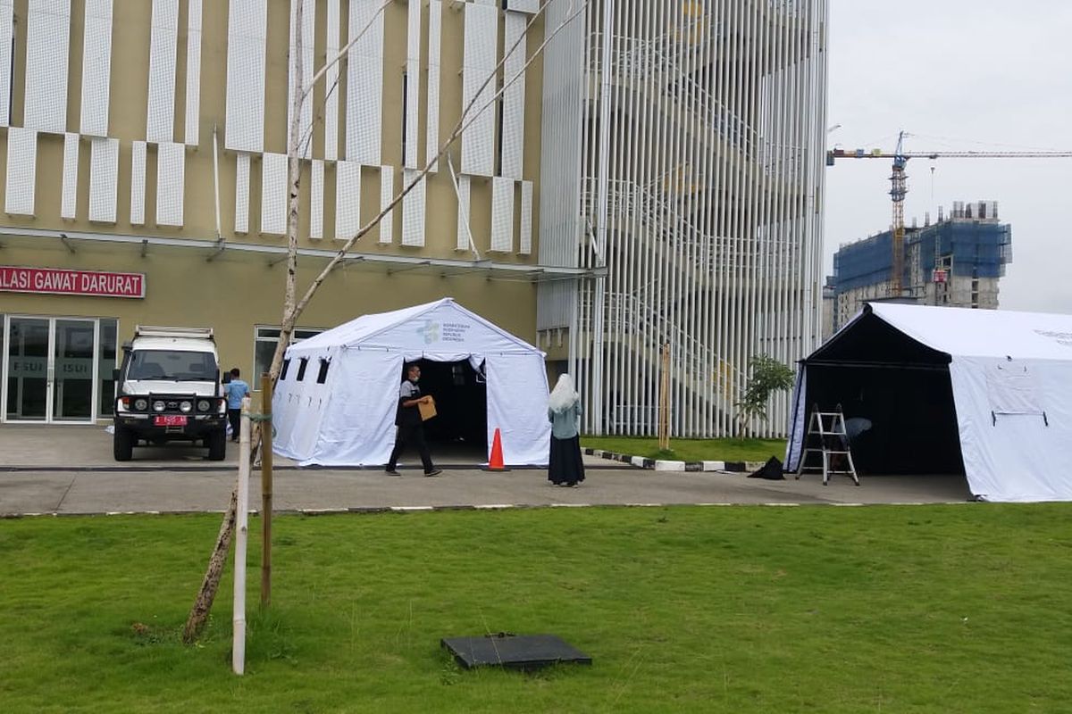 Foto jarak jauh tenda serupa barak di area Rumah Sakit Universitas Indonesia yang beredar di media sosial sebagai ruang isolasi pasien Covid-19. Faktanya, tenda itu dipergunakan untuk area tunggu IGD yang kepenuhan.