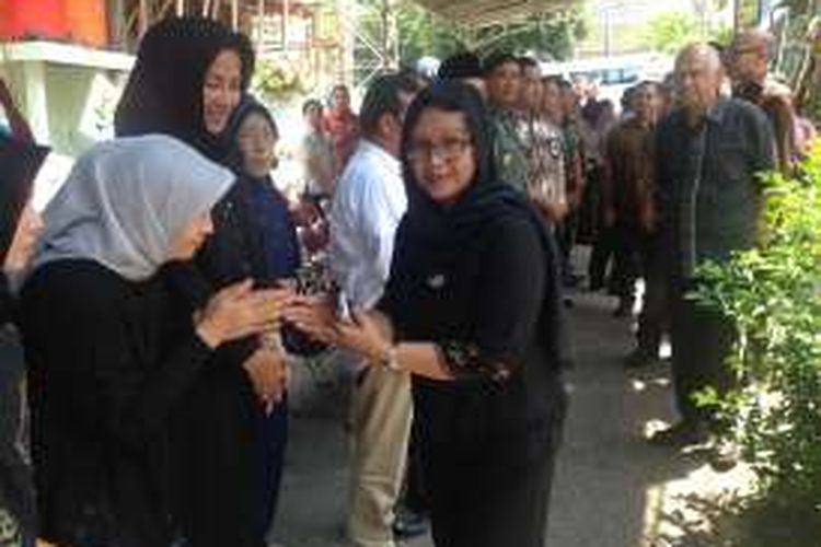 Menlu Retno Marsudi tiba di rumah duka orang tuanya di Semarang, Jawa Tengah, Kamis (27/10/2016)