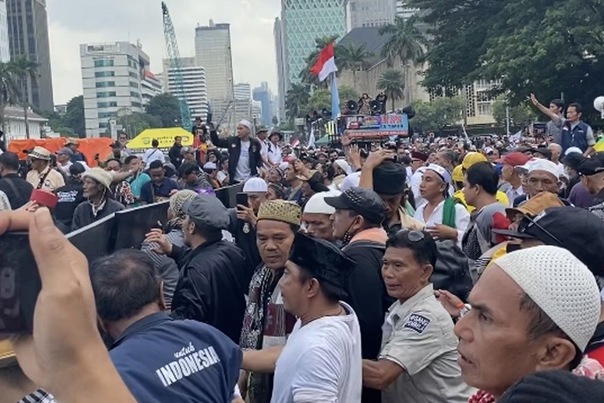 Unjuk rasa yang berlangsung di Kawasan Patung Kuda Arhuna Wijaya, Gambir, Jakarta Pusat pada Jumat (19/4/2024) berujung ricuh. 