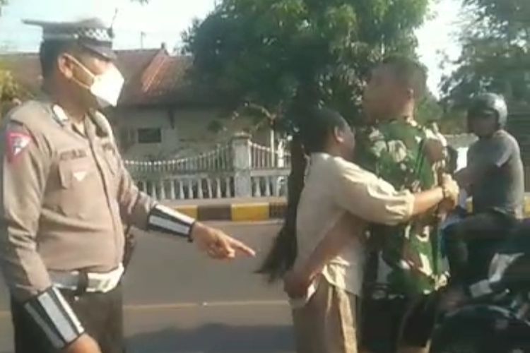 Tangkapan layar seorang pria yang diduga anggota TNI nyaris adu jotos dengan anggota Lantas Polres Sikka, Kamis (12/10/2023).