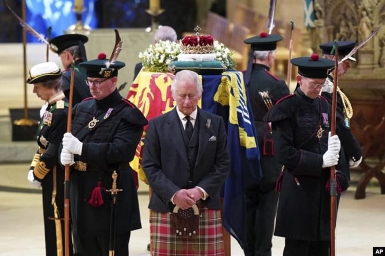 Raja Inggris Charles III (tengah) dan anggota keluarga kerajaan lainnya berdiri di dekat peti mati Ratu Elizabeth II di Katedral St Giles, Edinburgh, Skotlandia, Senin 12 September 2022.