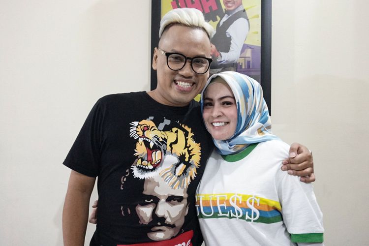 Pembawa acara Uya Kuya dan sang Istri, Astrid Khairunisha saat ditemui di acara Belanja Buku 100 Anak Yatim dan Buka Puasa Bersama Trans 7 di Kawasan Tendean, Jakarta Selatan, Rabu (6/6/2018).