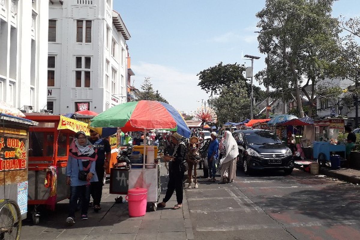 Pedagang Kaki Lima di Jalan Kunir, Kota Tua, Jakarta Barat pada libur Lebaran Rabu (20/6/2018).