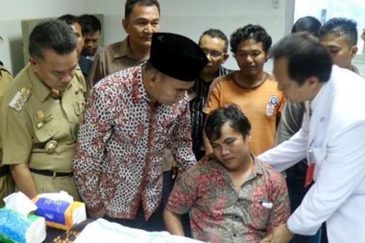 Menteri Pendidikan dan Kebudayaan RI, Muhadjir Effendy, menemui ayah Intan Olivia, bocah korban bom gereja yang meninggal dunia setelah menjalani perawatan, di ruang jenazah RSUD AW Syahranie, Samarinda, Senin (14/11/2016).