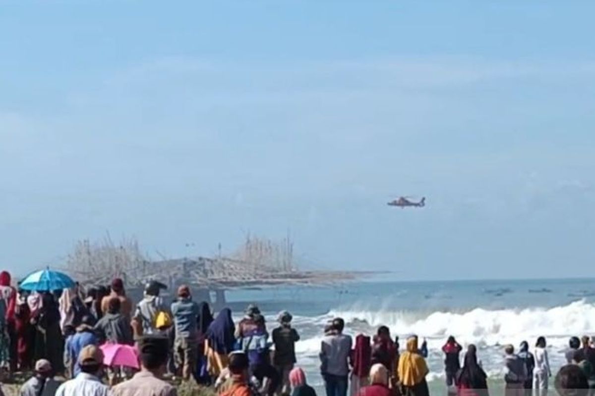 Tim SAR mulai mengevakuasi 71 nelayan dan pemancing yang terjebak di dermaga Sukabumi, Jawa Barat, Kamis (17/10/2024). Puluhan korban itu terjebak sejak Rabu (16/10/2024) pagi karena jembatan penghubung ke daratan putus diterjang gelombang.