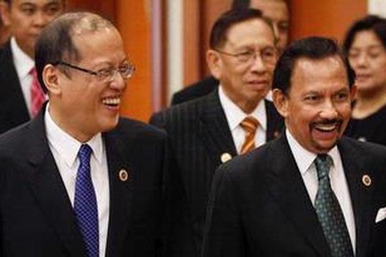 Presiden Filipina Benigno Aquino dan Sultan Brunei Hassanal Bolkiah di sela-sela KTT Asean di Bandar Seri Begawan, Brunei belum lama ini.
