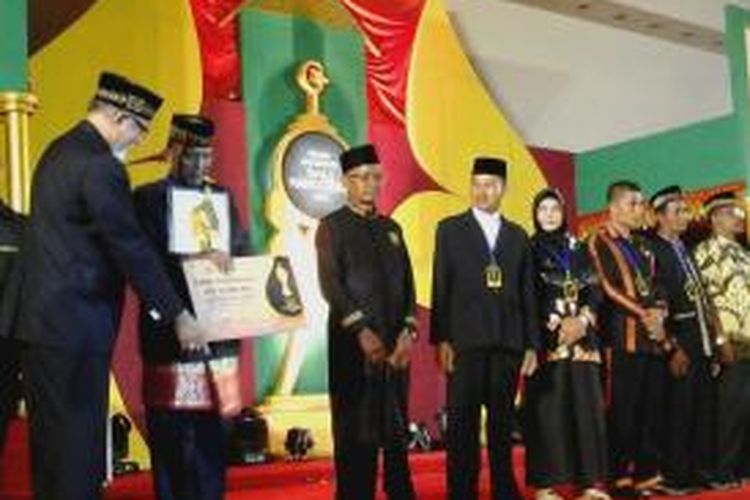 Wali Nanggroe Aceh,Malik Mahmud Al-Haytar menyerahkan pengahargaan kepada pelaku pelestrai adat istiadat di Aceh pada malam Anugerah Wali Nanggroe 2015 di Banda Aceh.*****K12-11