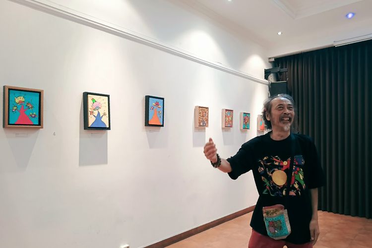 Seniman Daniel Kho saat menjelaskan 26 karya bergaya Neo Pop-Art dalam remang cahaya yang nyaris senyap, warna-warni menyala dari balik kanvas dalam pameran tunggal bertajuk La Wet di Wisma Jerman, Surabaya