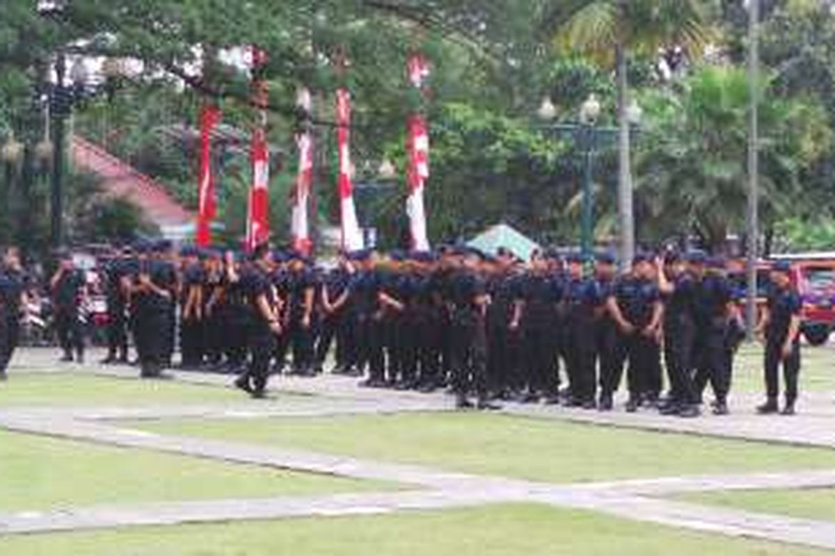 Ratusan polisi apel sebelum berjaga di Balai Kota dan DPRD DKI Jakarta untuk menangani aksi unjuk rasa Forum RT/RW DKI Jakarta, Jumat (16/9/2016).