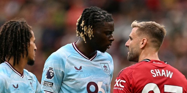 Bek Manchester United Luke Shaw (Kanan) berhadapan dengan gelandang Burnley Lesley Ugochukwu (Tengah)pada laga Liga Inggris antara Manchester United dan Burnley di Old Trafford di Manchester, barat laut Inggris, pada 30 Agustus 2025.