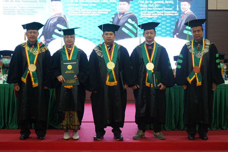 FIK UNJ menambah tiga guru besar baru yang dikukuhkan pada Selasa 11 Juli 2023 di Kampus A UNJ, Jakarta dan disiarkan melalui kanal YouTube Edura TV UNJ.