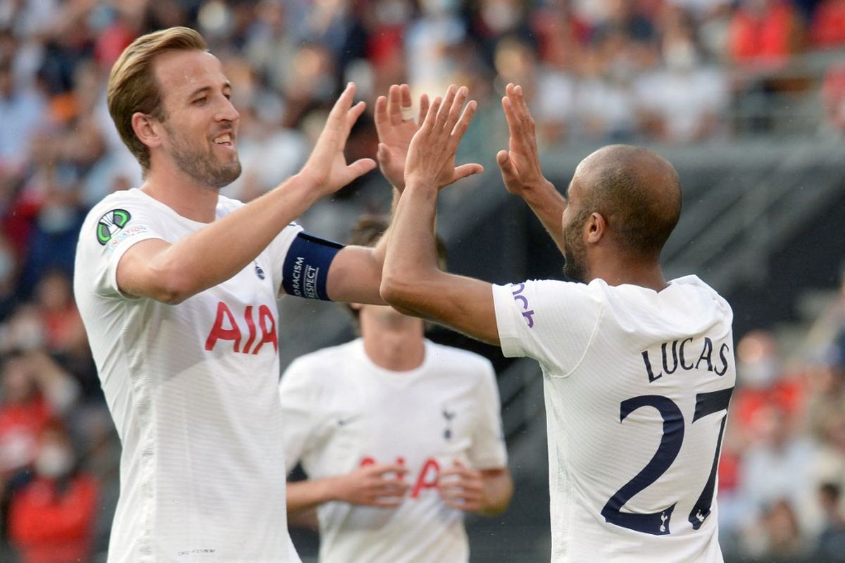 Duo Tottenham Harry Kane dan Lucas Moura merayakan gol ke gawang Rennes pada laga Grup G UEFA Conference League di Roazhon Park, Rennes, pada Jumat (17/9/2021) dini hari WIB.