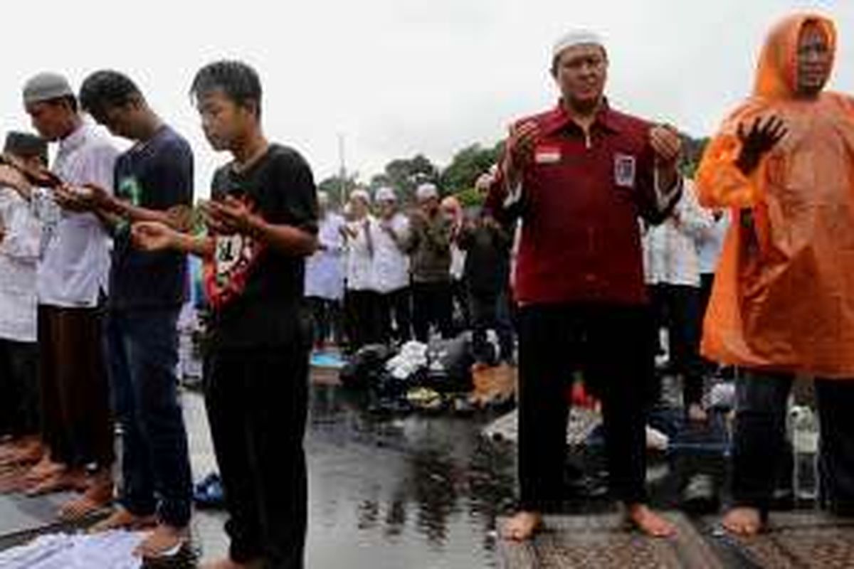 Elemen masyarakat dari berbagai kalangan saat melaksanakan shalat Jumat di kawasan silang Monas, Jakarta Pusat, Jumat (2/12/2016). Masyarakat menggelar doa bersama serta mendoakan kesatuan Indonesia dan massa juga mendesak pihak terkait agar segera menuntaskan kasus dugaan penistaan agama.