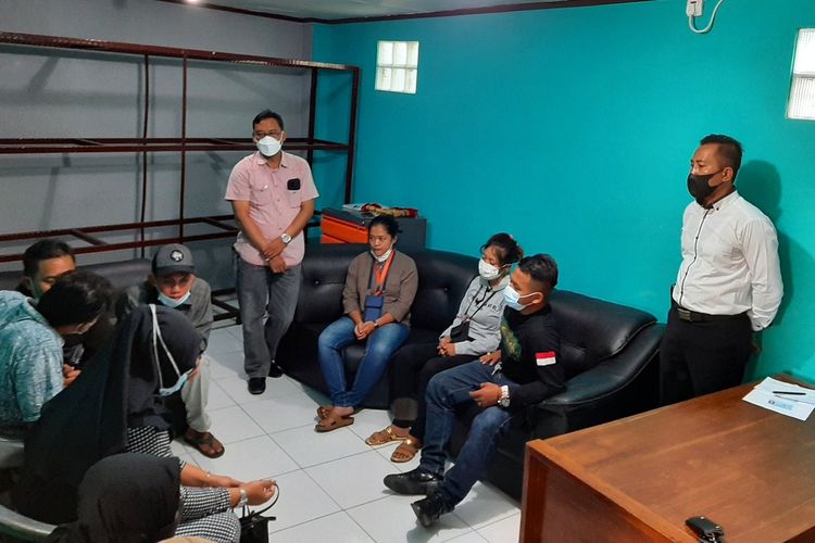 Proses mediasi antara pelaku yang membuat keributan di RS Akademik UGM dengan pihak keluarga pasien di Polsek Gamping. Hadir pula dalam mediasi pihak dari RS Akademik UGM.