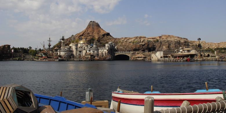 Mediterranean Harbor dengan latar belakang Gunung Promotheus yang ada di Tokyo Disney Sea, Jumat (13/4/2018).