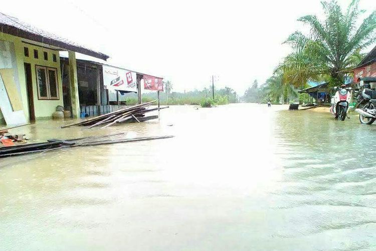 Setelah sempat surut sejumlah desa di Ibukota Kabupaten Aceh Singkil kembali terendam banjir akibat hujan yang mengguyur kawasan hulu pada Kamis malam. Warga pun terpaksa kembali mengungsi ke tempat yang lebih tinggi.