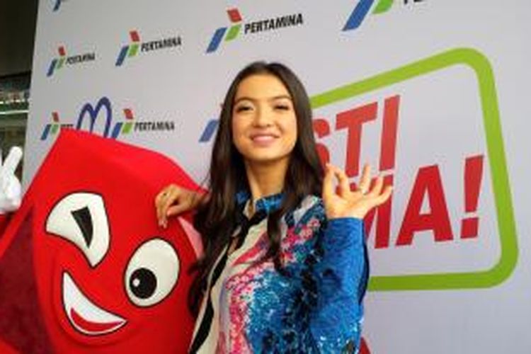 Artis peran Raline Shah diabadikan di SPBU Lenteng Agung, Tanjung Barat, Jagakarsa, Jakarta Selatan, Jumat (11/12/2015).