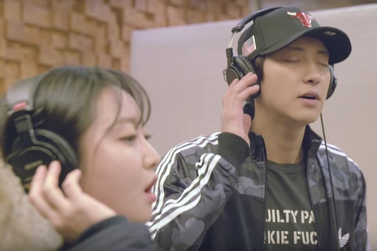 Chanyeol EXO (kanan) dan Punch menduetkan Stay with Me, lagu drama seri televisi Goblin.