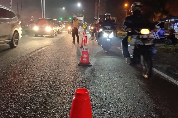 Sejumlah petugas kepolisian saat melakukan Kanalisasi di jalur mudik Nagreg, Kabupaten Bandung, Jawa Barat pada Senin (8/4/2024)