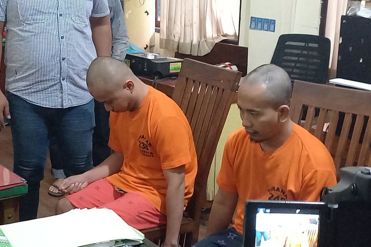 Dua pelaku penyiraman air leras saat diamankan Polresta Yogyakarta, Kamis (26/12/2024)