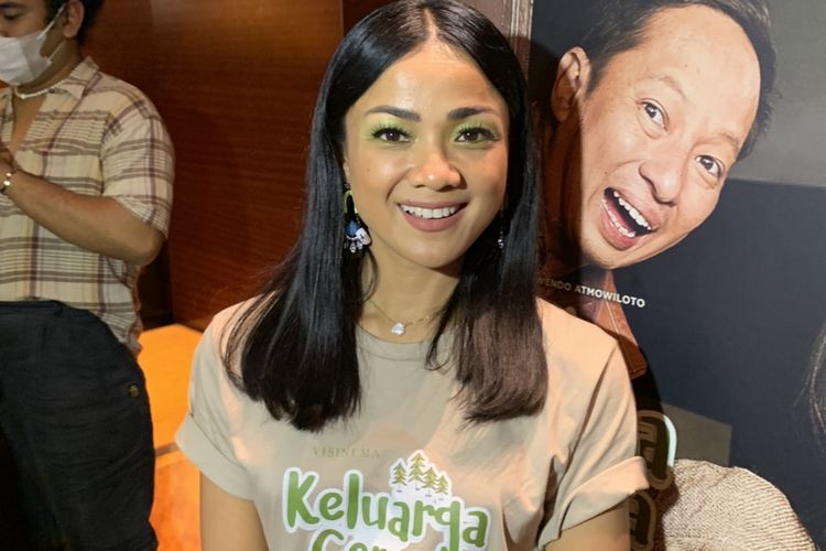 Aktris Nirina Zubir saat ditemui usai konferensi pers dan screening film Keluarga Cemara di Plaza Senanyan XXI, Jakarta Pusat, Senin (20/6/2022).