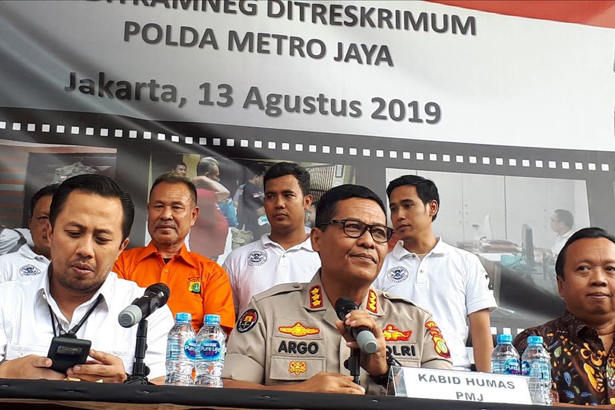 Polisi menampilkan seorang tersangka penipuan perekrutan calon pegawai negeri sipil (CPNS) berinisial HM alias Bima dalam konferensi pers di Polda Metro Jaya, Jakarta Selatan, Selasa (13/8/2019).