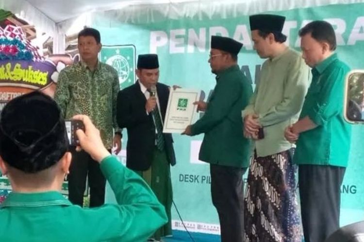 Bakal Calon Wakil Walikota Semarang, Ady Setiawan (Wawan) mengembalikan formulir ke PKB Kota Semarang, Jawa Tengah. 