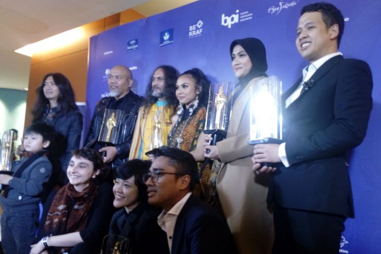 Sutradara, produser, dan para pemain film Marlina Si Pembunuh Empat Babak berfoto bersama usai menerima penghargaan Piala Citra 2018 di Taman Ismail Marzuki, Cikini, Jakarta Pusat, Minggu (9/12/2018).