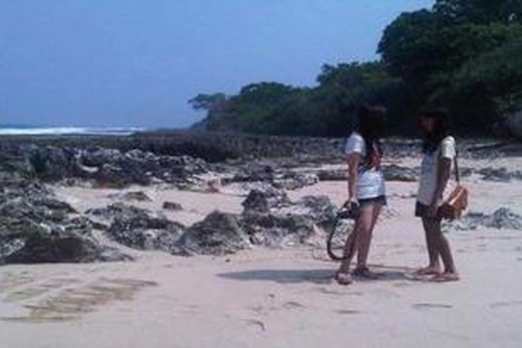 Pantai Sawarna di selatan Lebak, Banten, Sabtu (23/6/2012).