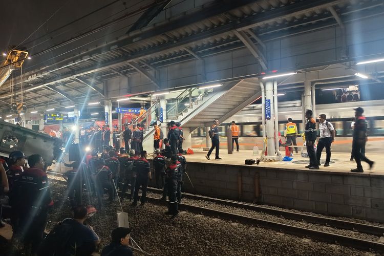 Evakuasi Gerbong di Bekasi Timur Masih Berlangsung, Perjalanan KRL Belum Normal