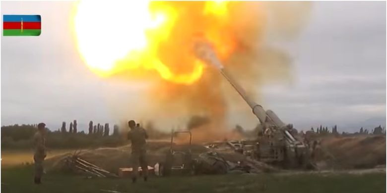 Dalam potongan video yang dirilis Kementerian Pertahanan Azerbaijan menunjukkan, tentara mereka menembakkan artileri ke wilayah pasukan Armenia di Nagorny Karabakh.