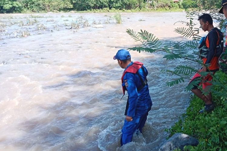 Foto: Tim SAR gabungan sedang melakukan pencarian korban yang hilang terseret banjir bandang di kali KM 6, Kelurahan Rewarangga, Kecamatan Ende Timur, Kabupaten Ende, Nusa Tenggara Timur (NTT).
