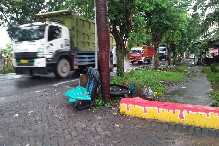 Kursi bus pariwisata yang terlibat tabrakan dengan dump truk di Jalur Pantura, masih berada di depan jalan masuk Desa Kemangi, Kecamatan Bungah, Gresik, Jawa Timur, Senin (29/1/2024).
