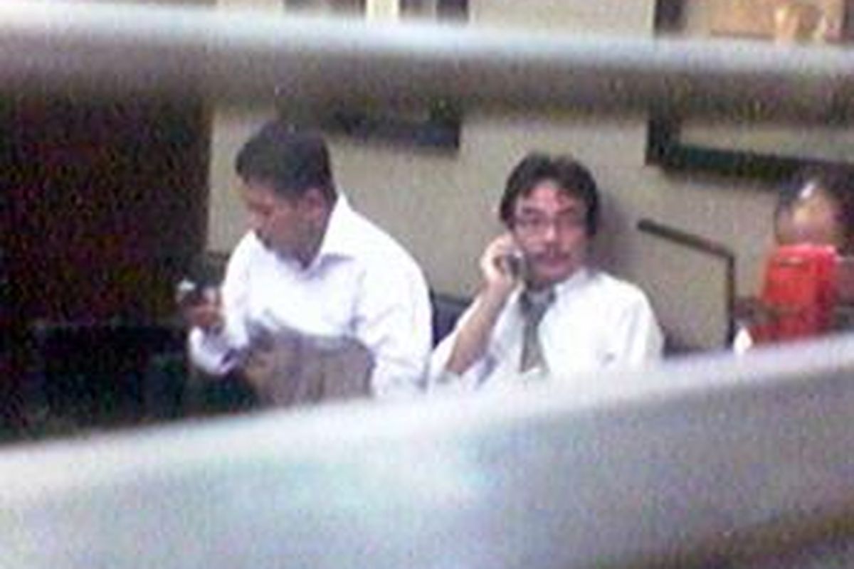 Zaenal Maarif, juru bicara merangkap anggota tim pengacara Muchdi (kiri) didampingi anggota tim lainnya, Achmad Cholid (kanan, berdasi), sedang duduk di ruang tunggu Mabes Polri bersama dua pengacara lainnya (di depan keduanya, tidak tampak).